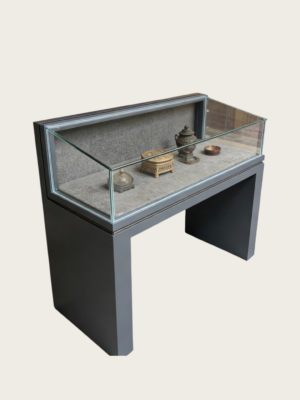 display showcase (10) Low-profile antique display case | Freestanding antique display case for museums