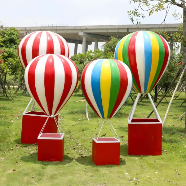 Bright striped fiberglass hot air balloon sculpture set with simulation basket base Lexio Display for shopping mall carnival theme outdoor commercial decorative props