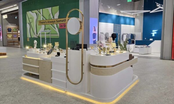 Modern Wavy Shape Jewelry Retail Kiosk, Gold Stainless Steel Frame Jewellery Display Counter